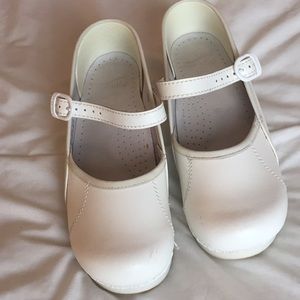 Nursing shoes